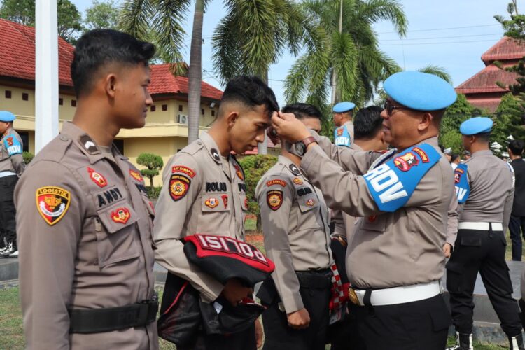 Polres Ogan Ilir melaksanakan apel dan pemeriksaan kelengkapan administrasi serta tes urine bagi seluruh anggotanya, dipimpin langsung oleh Karo Provos Div Propam Polri, Brigjen Pol. Drs. Sumarto, M.Si. Kegiatan ini berlangsung di lapangan upacara Polres Ogan Ilir, mulai pukul 08.00 WIB dan dihadiri oleh Kapolres Ogan Ilir, AKBP Bagus Suryo Wibowo, Wakapolres Kompol Helmi Ardiansah, SH, MH, serta para Pejabat Utama (PJU) Polres, Kamis (19/09/2024)