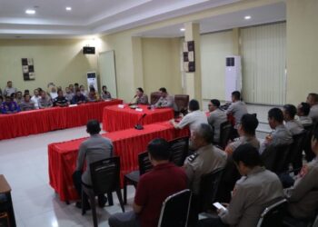 Kapolresta Manado, Kombes Pol Julianto Sirait, bersama dengan Pejabat Utama (PJU) Polresta Manado, menyambut kunjungan Tim Asistensi dari Pusat Keuangan (Puskeu) di Polresta Manado, Kamis (19/9/2024).