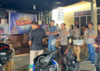 Polresta Manado menggelar kegiatan Pembinaan Rohani dan Mental (Binrohthal) yang diikuti oleh seluruh personelnya. Kegiatan ini bertujuan untuk meningkatkan profesionalisme dan integritas anggota kepolisian melalui pendekatan yang lebih spiritual dan mental, Kamis (19/9/2024).
