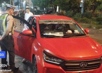 Personel Polresta Manado melakukan kegiatan rutin Kegiatan Rutin Yang Ditingkatkan (KRYD) di berbagai titik strategis kota, dengan fokus utama pada peningkatan kesadaran masyarakat dalam berlalu lintas. Kegiatan ini merupakan bagian dari upaya berkelanjutan untuk menciptakan lingkungan lalu lintas yang lebih aman dan tertib, Rabu (18/9/2024) malam.