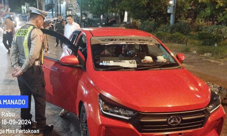 Personel Polresta Manado melakukan kegiatan rutin Kegiatan Rutin Yang Ditingkatkan (KRYD) di berbagai titik strategis kota, dengan fokus utama pada peningkatan kesadaran masyarakat dalam berlalu lintas. Kegiatan ini merupakan bagian dari upaya berkelanjutan untuk menciptakan lingkungan lalu lintas yang lebih aman dan tertib, Rabu (18/9/2024) malam.