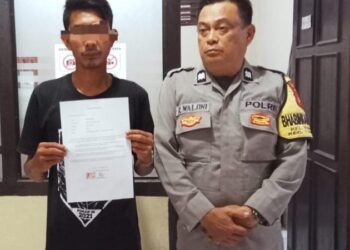 Bhabinkamtibmas Polsek Tuminting menerima laporan dari Ibu Ona melalui Call Centre 112 mengenai keributan yang disebabkan oleh seorang warga yang dalam keadaan mabuk di Kelurahan Sumompo Link 2, Kecamatan Tuminting, Kota Manado, Rabu (18/9/2024) malam.