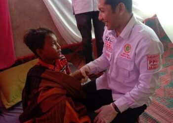 Zaini Mantri Doi, A.Md, S,kep yang juga merupakan Dewan Kehormatan Persatuan Perawat Nasional Indonesia (PPNI) Nagan Raya 2021-Sekarang (kanan dengan kemeja putih lengan panjang)