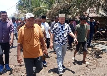 Geuchik Lhok Pu'uk T. Bakhtiar yang didampingi oleh masyarakatnya, anggota DPRA dari Partai Aceh H. Ismail A Jalil, SE.,MM (Ayah Wa, Anggota DPRK Aceh Utara Tgk. Razali Juned (Tgk. Jeunib), Tgk. Meulaboh, Plt. Dinas PUPR Aceh Utara Ir. Jafar,ST, Penggiat Sosial Aceh Akmal Daud dan Muspika Seunuddon.
