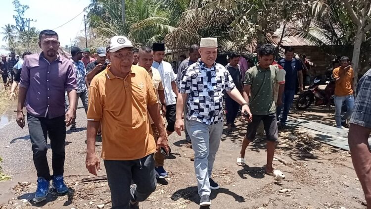 Geuchik Lhok Pu'uk T. Bakhtiar yang didampingi oleh masyarakatnya, anggota DPRA dari Partai Aceh H. Ismail A Jalil, SE.,MM (Ayah Wa, Anggota DPRK Aceh Utara Tgk. Razali Juned (Tgk. Jeunib), Tgk. Meulaboh, Plt. Dinas PUPR Aceh Utara Ir. Jafar,ST, Penggiat Sosial Aceh Akmal Daud dan Muspika Seunuddon.