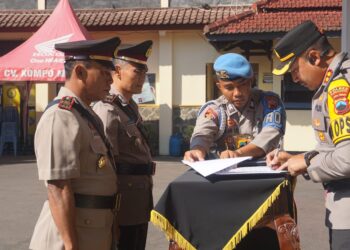 Kapolres Purbalingga AKBP Rosyid Hartanto memimpin upacara serah terima jabatan (Sertijab) Kapolsek Karangmoncol dan Kapolsek Kejobong. Kegiatan dilaksanakan di halaman Mapolres Purbalingga, Jumat (20/9/2024). Dalam upacara secara resmi Jabatan Kapolsek Karangmoncol diserahterimakan dari Iptu Amirudin kepada Iptu Mugiharto yang sebelumnya menjabat sebagai Kasubbag Strajemen Bagren Polres Purbalingga.
