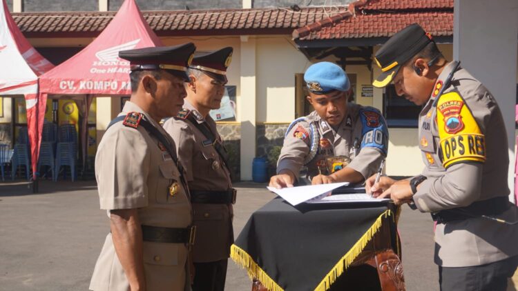 Kapolres Purbalingga AKBP Rosyid Hartanto memimpin upacara serah terima jabatan (Sertijab) Kapolsek Karangmoncol dan Kapolsek Kejobong. Kegiatan dilaksanakan di halaman Mapolres Purbalingga, Jumat (20/9/2024). Dalam upacara secara resmi Jabatan Kapolsek Karangmoncol diserahterimakan dari Iptu Amirudin kepada Iptu Mugiharto yang sebelumnya menjabat sebagai Kasubbag Strajemen Bagren Polres Purbalingga.