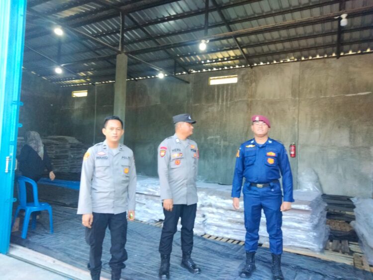 Komisi Pemilihan Umum (KPU) Kabupaten Ogan Ilir yang berlokasi di Jalan Indralaya - Kayuagung, Kelurahan Indralaya Mulya, Kecamatan Indralaya. Patroli dimulai pukul 09.00 WIB, dengan tujuan memastikan keamanan tempat penyimpanan logistik Pemilu 2024, Jum'at (20/09/2024).