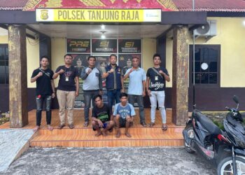 Tim Rajawali Polsek Tanjung Raja berhasil mengamankan dua pelaku tindak pidana penggelapan sepeda motor, Jumat (13/9/2024), setelah salah satu pelaku mencoba melarikan diri dengan bersembunyi di atas rumahnya. Kedua pelaku yakni Sukaizar alias Ndet (25) dan Solihin alias So (27), ditangkap di tempat terpisah di wilayah Kabupaten Ogan Ilir dan sekitarnya.