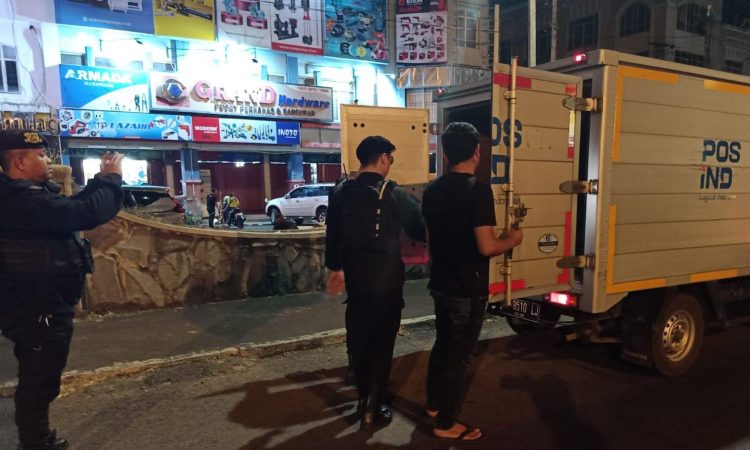 Polresta Manado kembali menunjukkan komitmennya dalam menjaga keamanan dan ketertiban masyarakat melalui kegiatan Cipta Kondisi, yang juga dikenal sebagai Kegiatan Rutin Yang Ditingkatkan (KRYD). Kegiatan ini berlangsung di Jl. Piere Tendean, tepat di depan Mako Polresta Manado, Kamis (19/9/2024).