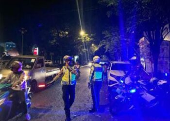 Personel Satuan Lalu Lintas (Sat Lantas) Polresta Manado telah meluncurkan program inovatif bertajuk “Silau Mata”. Program ini dirancang untuk menarik perhatian pengendara dan pejalan kaki terhadap pentingnya mematuhi aturan lalu lintas dan meningkatkan kewaspadaan di jalan, Kamis (19/9/20240 malam.
