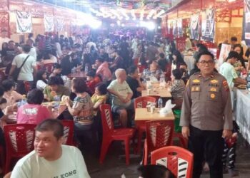 Polsek Wenang melaksanakan pengamanan untuk kegiatan Mooncake dan Food Festival 2024 yang berlangsung di Parkiran Klenteng Ban Hin Kiong (BHK) di Kelurahan Pinaesaan dan Klenteng Kwan Kong di Kelurahan Calaca, Pada hari Kamis, 19 September 2024, sekitar pukul 18.00 WITA.