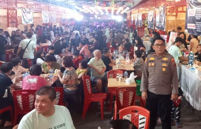 Polsek Wenang melaksanakan pengamanan untuk kegiatan Mooncake dan Food Festival 2024 yang berlangsung di Parkiran Klenteng Ban Hin Kiong (BHK) di Kelurahan Pinaesaan dan Klenteng Kwan Kong di Kelurahan Calaca, Pada hari Kamis, 19 September 2024, sekitar pukul 18.00 WITA.