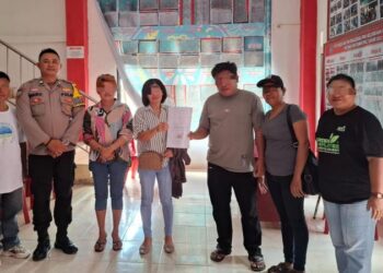 Polsek Tuminting berhasil mengimplementasikan strategi problem solving untuk menangani permasalahan hutang pinjaman yang melibatkan sejumlah warga setempat dengan perusahaan pembiayaan. Langkah ini diambil setelah menerima banyak keluhan dari masyarakat yang mengaku terjebak dalam utang yang memberatkan akibat praktik penagihan yang tidak manusiawi, Jumat (20/9/2024).
