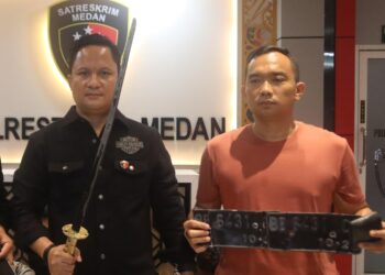 BARANG BUKTI: Kasat Reskrim Polrestabes Medan Kompol Jama Purba didampingi Kapolsek Medan Area Kompol Hendrik Aritonang menunjukkan barang bukti pedang yang disita dari kelompok geng motor Texas, di Mapolrestabes, (21/09/2024).(Foto Dok/Polrestabes)