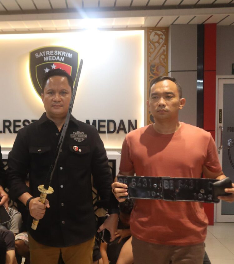 BARANG BUKTI: Kasat Reskrim Polrestabes Medan Kompol Jama Purba didampingi Kapolsek Medan Area Kompol Hendrik Aritonang menunjukkan barang bukti pedang yang disita dari kelompok geng motor Texas, di Mapolrestabes, (21/09/2024).(Foto Dok/Polrestabes)