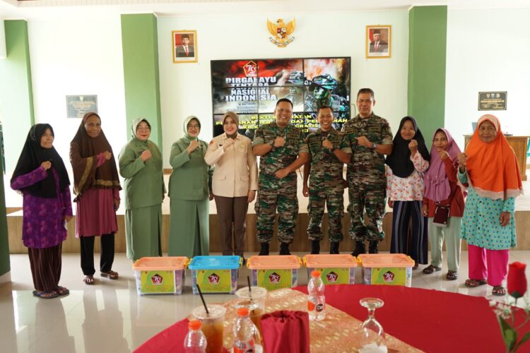kegiatan bakti kesehatan, Pelayanan berobat gratis, Pelayanan KB Kesehatan, Stand UMKM Makanan Gratis serta Pemberian Sembako, yang bertempat di aula Mardawangsa Makodim 0402/OKI, Minggu (22/09/2024).