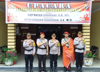 Upacara Serah Terima Jabatan Kasat Reskrim Polres Samosir berlangsung hikmat pada Senin, 23 September 2024. Acara ini dipimpin oleh Kapolres Samosir AKBP Yogie Hardiman, S.H., S.I.K., M.H., sesuai dengan Keputusan Kapolda Sumut Nomor: Kep/534/IX/2024 dan Surat Keputusan Kapolres Samosir Nomor: Kep/18/IX/2024. Dalam keputusan tersebut, IPTU Edward Sidauruk, S.E., M.M. resmi dilantik sebagai Kasat Reskrim Polres Samosir menggantikan AKP Natar Sibarani, S.H., M.H.
