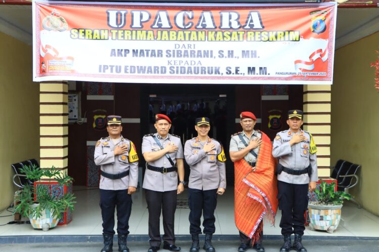 Upacara Serah Terima Jabatan Kasat Reskrim Polres Samosir berlangsung hikmat pada Senin, 23 September 2024. Acara ini dipimpin oleh Kapolres Samosir AKBP Yogie Hardiman, S.H., S.I.K., M.H., sesuai dengan Keputusan Kapolda Sumut Nomor: Kep/534/IX/2024 dan Surat Keputusan Kapolres Samosir Nomor: Kep/18/IX/2024. Dalam keputusan tersebut, IPTU Edward Sidauruk, S.E., M.M. resmi dilantik sebagai Kasat Reskrim Polres Samosir menggantikan AKP Natar Sibarani, S.H., M.H.