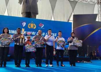 Bertempat di lapangan Apel Polda Jawa Tengah, Sat Lantas Polresta Banyumas menerima Penghargaan Local Hero dalam rangka HUT Lalu Lintas Bhayangkara ke 69 Tingkat Polda Jawa Tengah, Minggu (22/9/24).