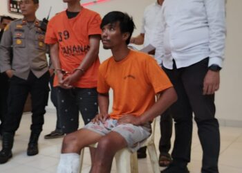 DITEMBAK: Dua pelaku begal berinisial APU alias Black Martil yang ditembak polisi dan dan JK diamankan di Mako Sat Reskrim Polrestabes Medan, Senin (23/9/2024).(Foto Dok/Polrestabes)