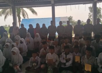 Kegiatan silaturahmi Polsek Siak Hulu dengan Panti Asuhan Al-Hasanah di Desa Pandau Jaya Kec. Siak Hulu dengan makan bersama serta diselingi dengan kegiatan cooling system dalam rangka mensukseskan Pilkada tahun 2024, Senin tanggal 23 September 2024, pada pukul 13.20 WIB.