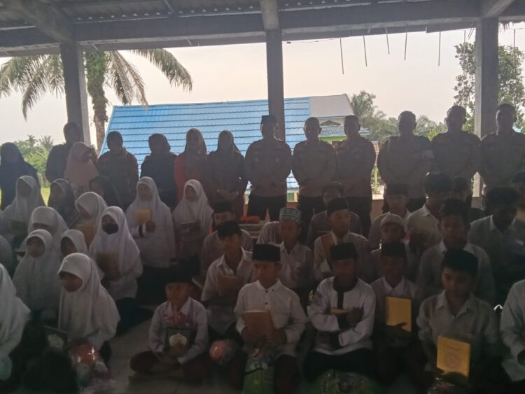 Kegiatan silaturahmi Polsek Siak Hulu dengan Panti Asuhan Al-Hasanah di Desa Pandau Jaya Kec. Siak Hulu dengan makan bersama serta diselingi dengan kegiatan cooling system dalam rangka mensukseskan Pilkada tahun 2024, Senin tanggal 23 September 2024, pada pukul 13.20 WIB.