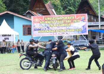Polres Samosir menggelar simulasi Sispamkota dan penandatanganan deklarasi Pilkada Damai 2024 pada Selasa, 24 September 2024, di Lapangan Pangururan. Kegiatan ini dihadiri oleh pasangan calon Bupati dan Wakil Bupati, KPU, Bawaslu, DPRD, serta perwakilan partai politik dan tokoh masyarakat