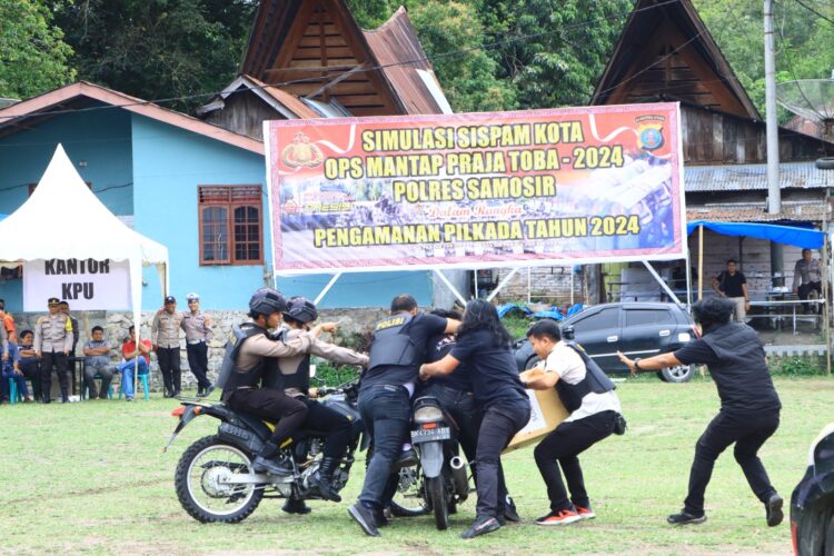 Polres Samosir menggelar simulasi Sispamkota dan penandatanganan deklarasi Pilkada Damai 2024 pada Selasa, 24 September 2024, di Lapangan Pangururan. Kegiatan ini dihadiri oleh pasangan calon Bupati dan Wakil Bupati, KPU, Bawaslu, DPRD, serta perwakilan partai politik dan tokoh masyarakat