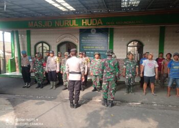 Senin (23/9/24), bertempat di Desa Kedungmalang, Polsek Sumbang Polresta Banyumas Polda Jateng melaksanakan kegiatan kerja bakti.