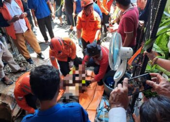 Sebuah kecelakaan kerja tragis terjadi di Kelurahan Kairagi Dua, Lingkungan VII, Kecamatan Mapanget, Kota Manado, pada Senin pagi. Seorang remaja berusia 17 tahun, RRM alias Valdy, ditemukan meninggal dunia setelah terjatuh ke dalam sumur saat melakukan pekerjaan menguras, Senin (23/9/2024).