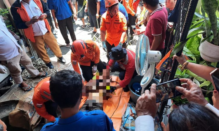 Sebuah kecelakaan kerja tragis terjadi di Kelurahan Kairagi Dua, Lingkungan VII, Kecamatan Mapanget, Kota Manado, pada Senin pagi. Seorang remaja berusia 17 tahun, RRM alias Valdy, ditemukan meninggal dunia setelah terjatuh ke dalam sumur saat melakukan pekerjaan menguras, Senin (23/9/2024).