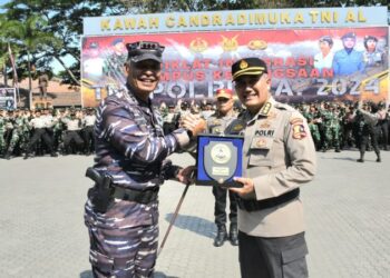 Bertempat di Lapangan Candradimuka Puslatdiksarmil Kodiklatal Juanda Sidoarjo sekitar pukul 13:00 WIB dilaksanakan upacara penutupan Diklat Integrasi Kampus Kebangsaan TNI – Polri tahun anggaran 2024 hari Sabtu (21/09/2024). Komandan Puslatdiksarmil Kodiklatal Kolonel Laut (P) Irwan S.P. Siagian didampingi Peneliti Utama STIK Kombes Pol Tedy S., memimpin Upacara Penutupan Diklat Integrasi.