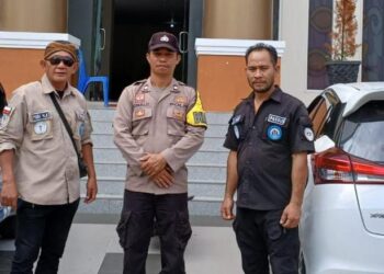 Polresta Manado melaksanakan kegiatan Paja Somat, yaitu patroli di gereja-gereja dan tempat sholat Jumat. Kegiatan ini melibatkan Bhabinkamtibmas dan Sat Samapta, yang bertujuan untuk memberikan perlindungan kepada masyarakat selama ibadah berlangsung, Minggu (22/9/2024).