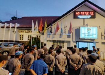 Polresta Manado mengerahkan personel dalam rangka pengamanan tahap penetapan pasangan calon yang berlangsung di Kantor Komisi Pemilihan Umum (KPU) Kota Manado dan Hotel Four Points, Minggu (22/9/2024).