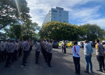 Polresta Manado melaksanakan apel pengamanan yang melibatkan 100 personel dalam Operasi Mantap Praja (OMP) SAMRAT 2024. Kegiatan ini berlangsung pada pukul 08.00 WITA di halaman parkir Hotel Peninsula Manado, sebagai persiapan untuk tahap pengundian nomor urut pasangan calon Walikota dan Wakil Walikota Manado tahun 2024, Senin (23/9/2024).