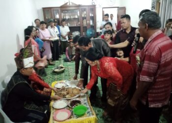 Acara syukuran atas pelantikan Jefri K. Saragi sebagai anggota DPRD Simalungun di kediaman orangtuanya di nagori Saribu Asih