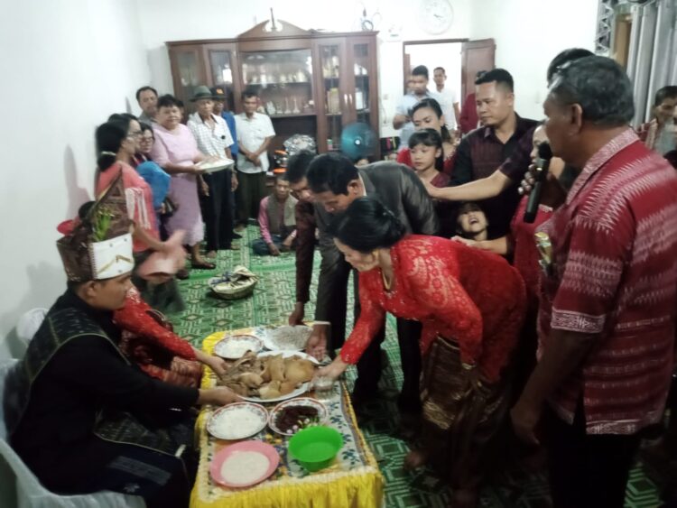Acara syukuran atas pelantikan Jefri K. Saragi sebagai anggota DPRD Simalungun di kediaman orangtuanya di nagori Saribu Asih