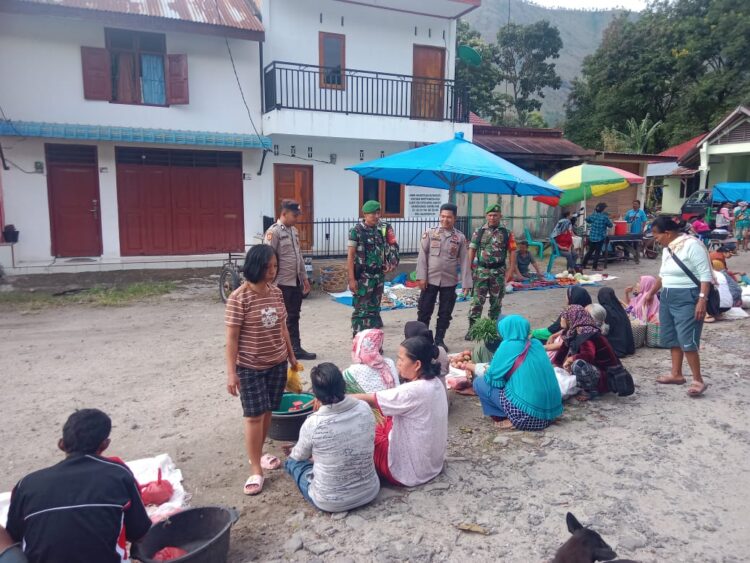 Polsek Harian bersama Koramil 04 HB menggelar Patroli Cipta Kondisi di wilayah Kecamatan Harian, Kabupaten Samosir, pada Rabu, 25 September 2024. Kegiatan tersebut dipimpin oleh PLT Kapolsek Harian IPDA Rahmat Kurniawan dan PLT Danramil 04 HB Peltu Bambang, yang dimulai dengan apel kesiapan di Lapangan Mako Polsek Harian.