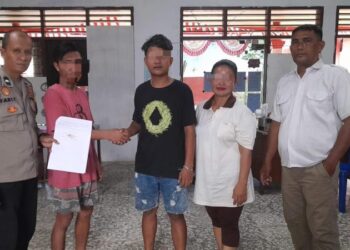 Bhabinkamtibmas Polsek Tuminting mengambil inisiatif untuk menyelesaikan kesalahpahaman yang terjadi di antara warga. Kejadian tersebut bermula dari salah paham terkait penggunaan lahan yang mengakibatkan ketegangan antara dua kelompok warga, Rabu ( 25/9/2024).