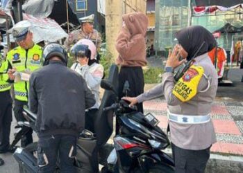 Satuan Lalu Lintas (Sat Lantas) Polresta Manado menggelar kampanye himbauan bagi pengguna jalan. Kegiatan ini bertujuan untuk mengingatkan pengendara, pejalan kaki, dan pengguna transportasi umum tentang tanggung jawab mereka dalam menjaga keselamatan di jalan raya, Rabu (25/9/2024).
