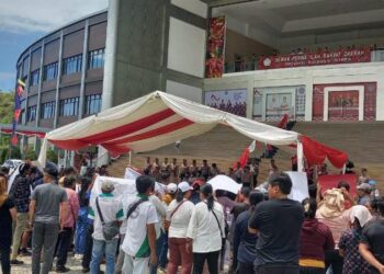 Konsorsium Pembaruan Agraria (KPA) Wilayah Sulawesi Utara menggelar aksi damai di Kantor DPRD Provinsi Sulut yang terletak di Kelurahan Kairagi Satu, Kecamatan Mapanget, Kota Manado. Aksi ini dihadiri oleh puluhan anggota KPA yang menyuarakan pentingnya pembaruan agraria di wilayah tersebut, Pada hari Selasa, 24 September 2024, pukul 12.30 WITA.