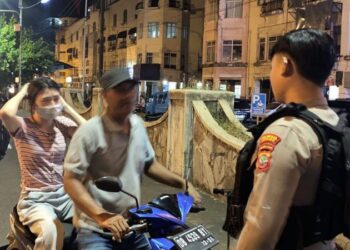 Personel Polresta Manado melaksanakan Kegiatan Rutin Yang Ditingkatkan (KRYD) di berbagai titik strategis di kota Manado pada Selasa malam (24/9/2024). Kegiatan ini bertujuan untuk meminimalisir potensi gangguan keamanan serta memberikan rasa aman bagi pengguna jalan.