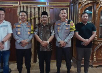 Kapolres Ogan Ilir, AKBP Bagus Suryo Wibowo, menggelar silaturahmi dengan Ketua Forum Kerukunan Umat Beragama (FKUB) Kabupaten Ogan Ilir, Ust. Ridhk, di kediaman Ketua FKUB. Kegiatan yang berlangsung 25 September 2024 sekitar pukul 17.00 WIB ini dihadiri oleh Waka Polres, Kompol Helmi Ardiasyah, dan Kasat Intelkam, AKP Hendry Antonius, serta anggota lainnya.