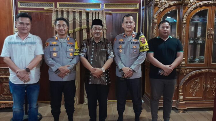 Kapolres Ogan Ilir, AKBP Bagus Suryo Wibowo, menggelar silaturahmi dengan Ketua Forum Kerukunan Umat Beragama (FKUB) Kabupaten Ogan Ilir, Ust. Ridhk, di kediaman Ketua FKUB. Kegiatan yang berlangsung 25 September 2024 sekitar pukul 17.00 WIB ini dihadiri oleh Waka Polres, Kompol Helmi Ardiasyah, dan Kasat Intelkam, AKP Hendry Antonius, serta anggota lainnya.