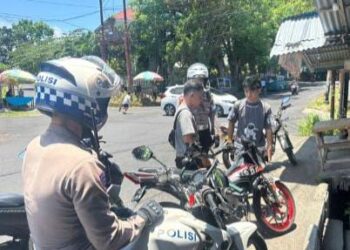 Dengan semangat pelayanan prima, anggota Satlantas terlihat sigap mengatur arus kendaraan di jalur-jalur padat, termasuk di sekitar kawasan pusat perbelanjaan dan sekolah, Selasa (24/9/2024) pagi.