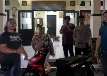 Seorang petugas keamanan berhasil mengamankan satu unit sepeda motor Honda Beat berwarna merah hitam dengan nomor polisi DB 4538 TD, yang diduga merupakan hasil pencurian, Pada hari Senin, 23 September 2024, sekitar pukul 14.11 WITA.