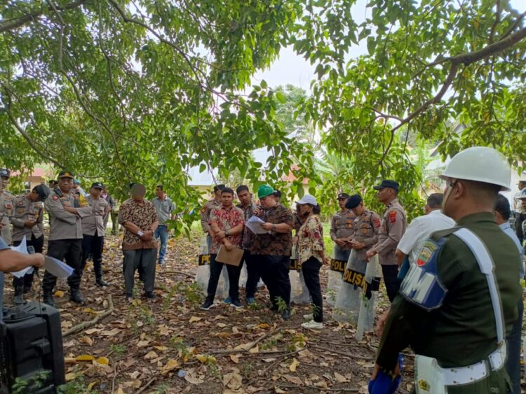 Polres Samosir dan Koramil Kabupaten Samosir melakukan pengamanan terhadap eksekusi lahan sengketa di Desa Sitolu Huta, Kecamatan Pangururan, Kabupaten Samosir. Eksekusi tersebut berjalan dengan aman dan tertib.