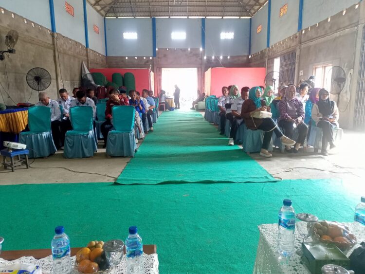 Bhabinkamtibmas Polsek Tanjung Raja, Aipda Novriyadi, menghadiri kegiatan pembekalan tentang netralitas bagi ASN, Lurah, dan Kepala Desa (Kades) yang diselenggarakan oleh Panitia Pengawas Kecamatan (Panwascam) Tanjung Raja. Acara yang berlangsung di Gedung Raga Desa Talang Balai Baru II ini merupakan upaya untuk memastikan netralitas para pemangku jabatan dalam Pemilu Kepala Daerah serentak tahun 2024, Jumat (27/09/2024)