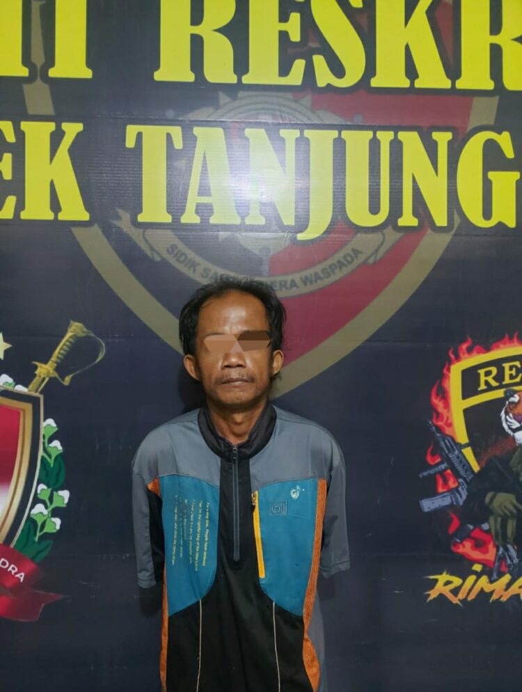 Tersangka bernama Adhy Syuryadi (46), warga Desa Ketiau, Kecamatan Lubuk Keliat, Kabupaten Ogan Ilir, akhirnya diringkus di kediamannya pada Kamis (26/9/2024) sekitar pukul 23.30 WIB.